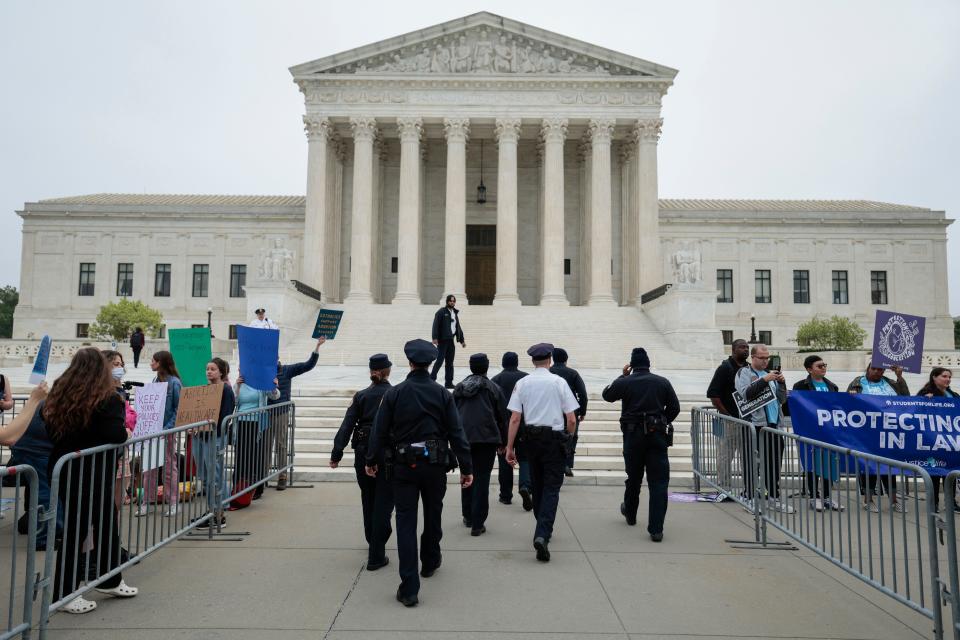 U.S. Supreme Court Police officers set up barricades on the sidewalk as pro-choice and anti-abortion activists demonstrate in front of the U.S. Supreme Court Building on May 03, 2022 in Washington, DC.