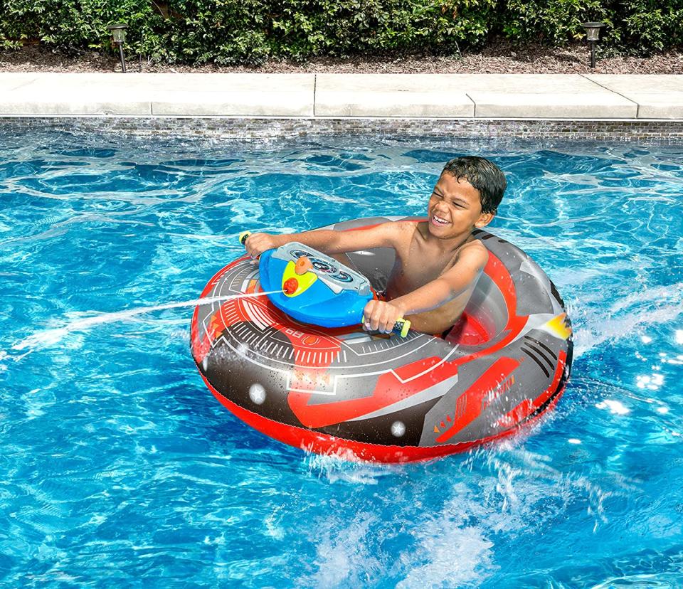 Banzai 34179 Aqua Blast Motorized Bumper Boat 