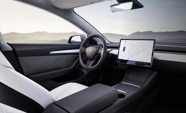 Tesla Model S update to include plane-like steering, TV-like main screen