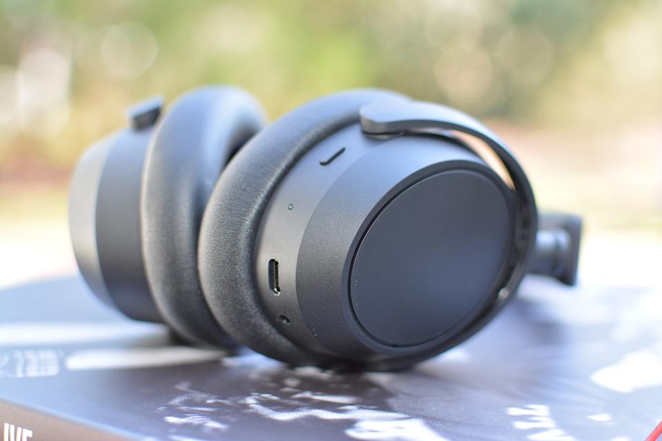 Sennheiser Accentum Plus-Kopfhörer mit Netzschalter, USB-C-Anschluss und 3,5-mm-Buchse.