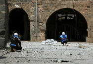 <p>Civil defense members prepare to safely detonate cluster bombs in the rebel-held area in Deraa, Syria July 26, 2017. (Photo: Alaa al-Faqir/Reuters) </p>