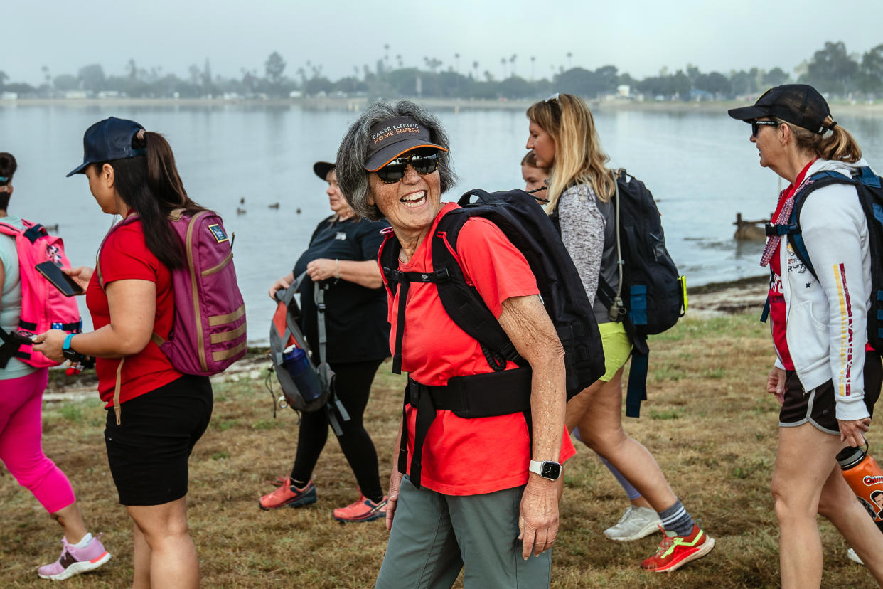 ‘Rucking’, que consiste simplemente en caminar con una mochila lastrada, es una forma estupenda de combinar entrenamiento de fuerza y cardio sin poner un pie dentro de un gimnasio. (Ariana Drehsler/The New York Times).