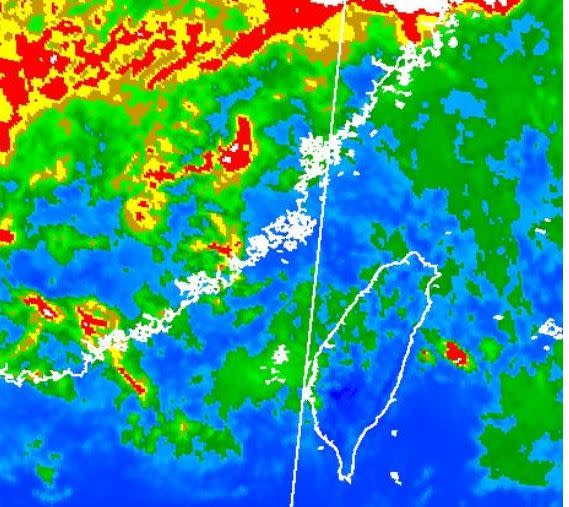 明（5）日首波梅雨季移動性鋒面將至，但到了台灣後威力減弱。（圖／翻攝自氣象局）