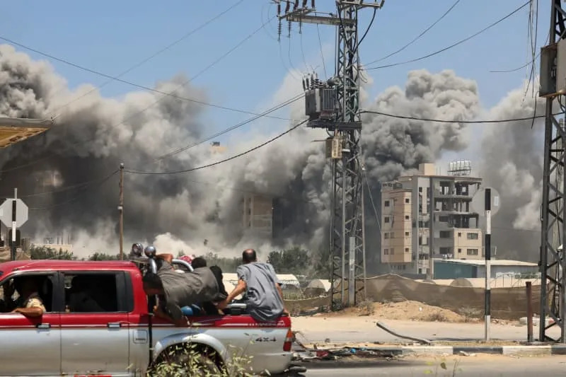 Heavy smoke and fire billow following following an Israeli military strike. Omar Ashtawy/APA Images via ZUMA Press Wire/dpa