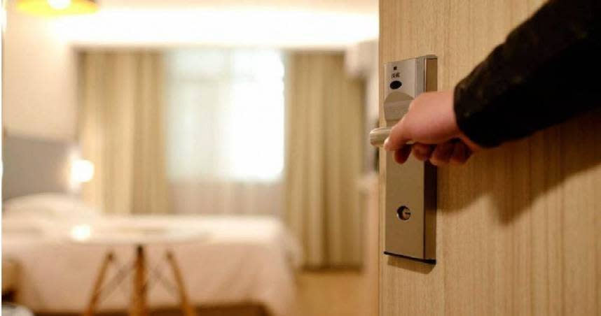 一名女網友分享飯店顧客的問題，內行人立刻點出關鍵跟逃生有關。（示意圖／Pixabay）