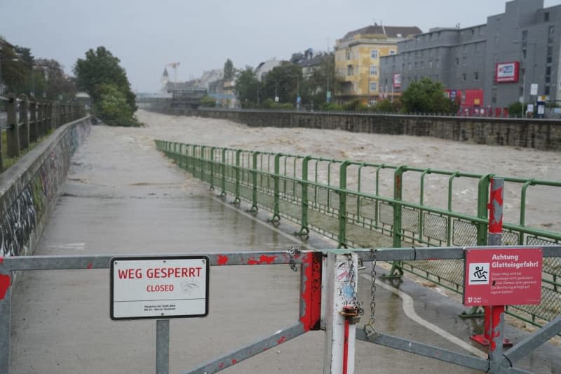 View of the flooded Vienna River, a tributary of the Danube. The storm-related flooding has now also reached the federal capital. Georg Hochmuth/APA/dpa