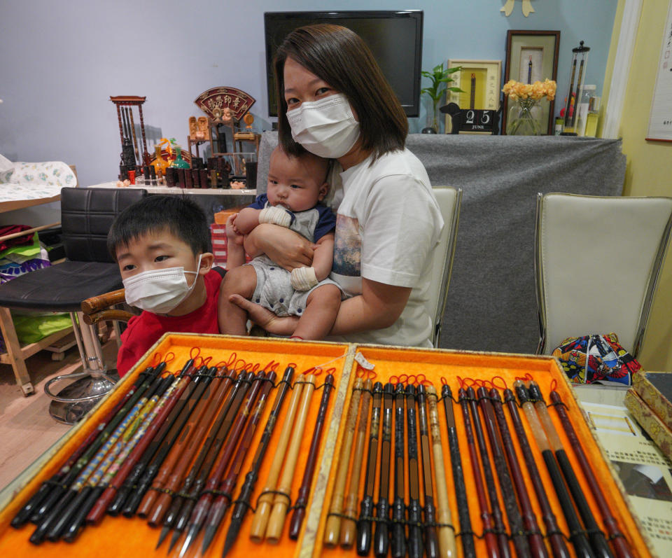 涂太為兩個小孩做胎毛筆，長子今年4歲，帶著自己的胎毛筆返店進行「啟蒙開竅禮」，3個月大的次子則剃髮製筆。