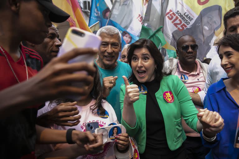 La entonces candidata presidencial del Partido del Movimiento Democrático, Simone Tebet, muestra un pulgar hacia arriba durante una caminata de campaña en Río de Janeiro, Brasil, el jueves 22 de septiembre de 2022. 