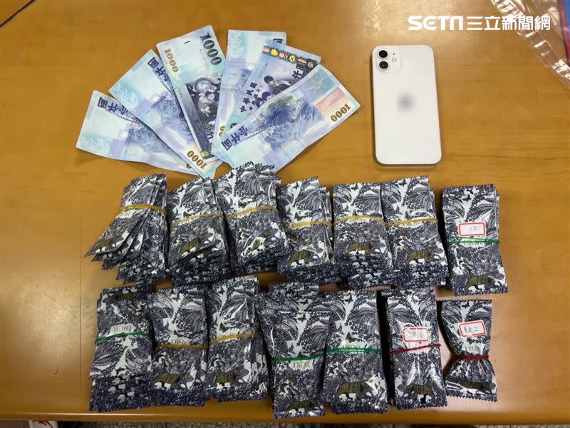 警方查扣130包毒咖啡包及現金6000元等證物。（圖／翻攝畫面）