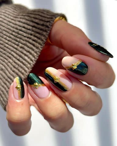 <p>Instagram <a href="https://www.instagram.com/danaturenails/" data-component="link" data-source="inlineLink" data-type="externalLink" data-ordinal="1">@Danaturenails</a></p>