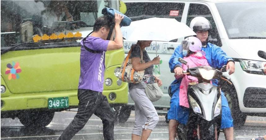 31日鋒面接近，全台各地降雨機率高，台灣中部以北地區，不定時有廣泛陣雨或雷雨。（示意圖／報系資料照）