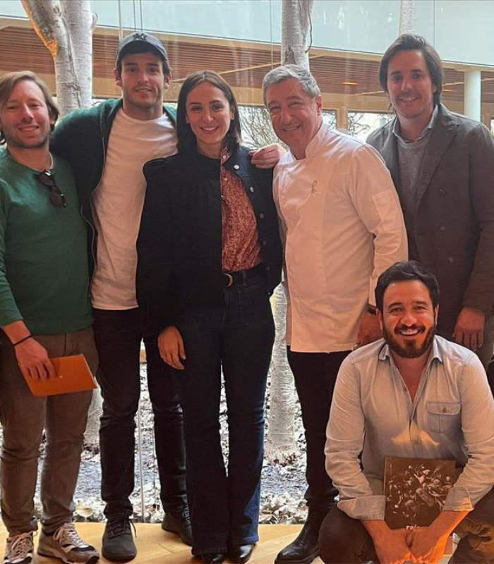 Íñigo Onieva, Tamara Falcó y Hugo Arévalo junto a un grupo de amigos en el Celler de Can Roca