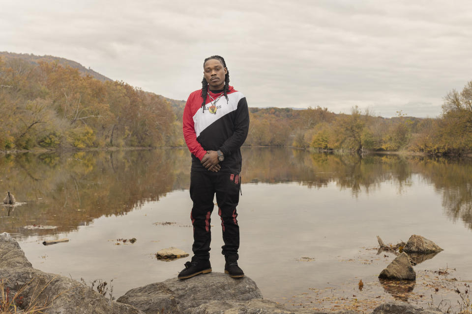 Kenault Lawrence frente al río Shenandoah en Front Royal, Virginia, el 29 de octubre de 2022. (Jason Andrew/The New York Times)