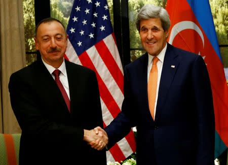 U.S. Secretary of State John Kerry (R) welcomes President Ilham Aliyev of Azerbaijan to a bilateral meeting in Vienna, Austria, May 16, 2016. REUTERS/Leonhard Foeger