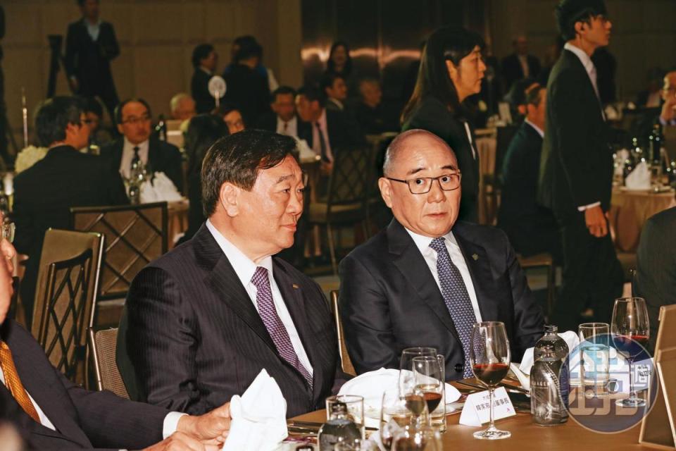 大成韓家是鼎泰豐中國合作股東，據傳曾與吳亦猛洽談買股。左為大成集團副董事長韓家宸，右為楊紀華。