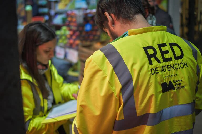 Los voluntarios y operadores del programa Red de Atención recorren las calles para brindar asistencia a quienes están a la intemperie