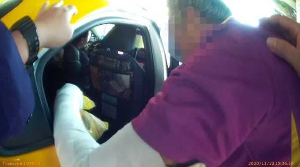 警方到醫院即時化解衝突，並為李男叫計程車，由司機載送他返家。（圖／翻攝畫面）