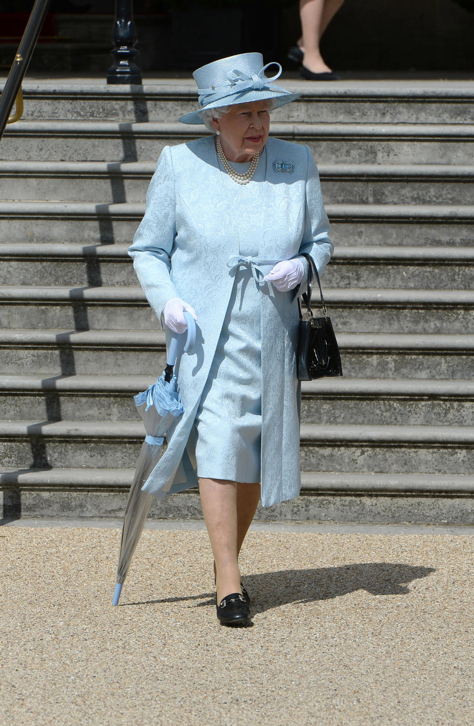 <p>In zartem Blau zeigte sich die britische Monarchin bei diesem öffentlichen Auftritt – und konnte ihren Schirm zwischendurch sogar mal einklappen. Die Farbe zog sich durch ihr gesamtes Outfit. (Bild: Getty Images) </p>