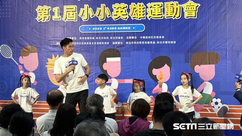 田徑好手、台灣最速男楊俊瀚出席奧會小小英雄運動會，充當一日教練指導小小朋友。（圖／記者蔡厚瑄攝影）