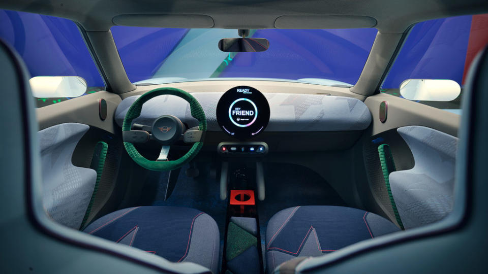 Concept Aceman座艙相當簡潔，只有方向盤、原型OLED觸控螢幕與快捷按鈕列。(圖片來源/ Mini)
