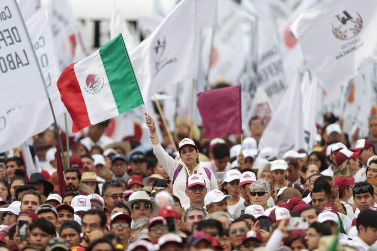 Simpatizantes asisten al cierre de campaña de la candidata a la presidencia de México Claudia Sheinbaum, en el Zócalo de la Ciudad de México, el 29 de mayo de 2024. (Xinhua/Francisco Cañedo)