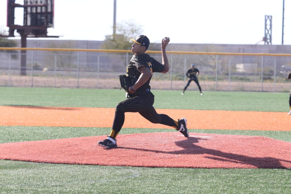 Bishop Verot's Aidan Knaak delivers a pitch at the First Look High School Showdown in Phoenix, Ariz.