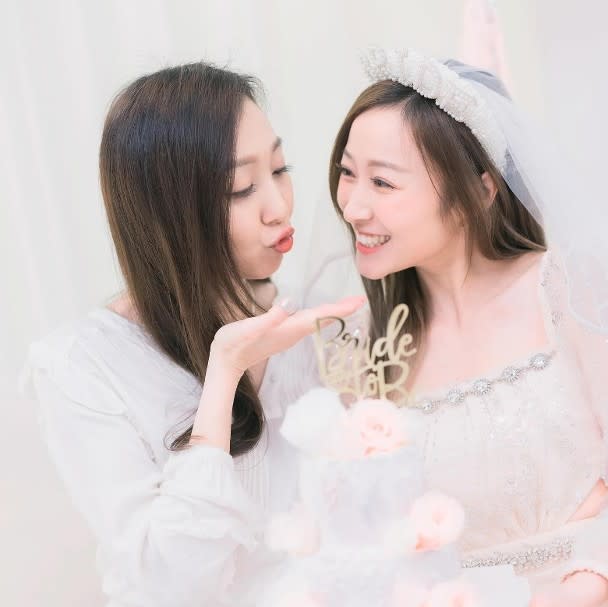 李靄璣（左）當年結婚，黃美棋亦擔當姊妹。