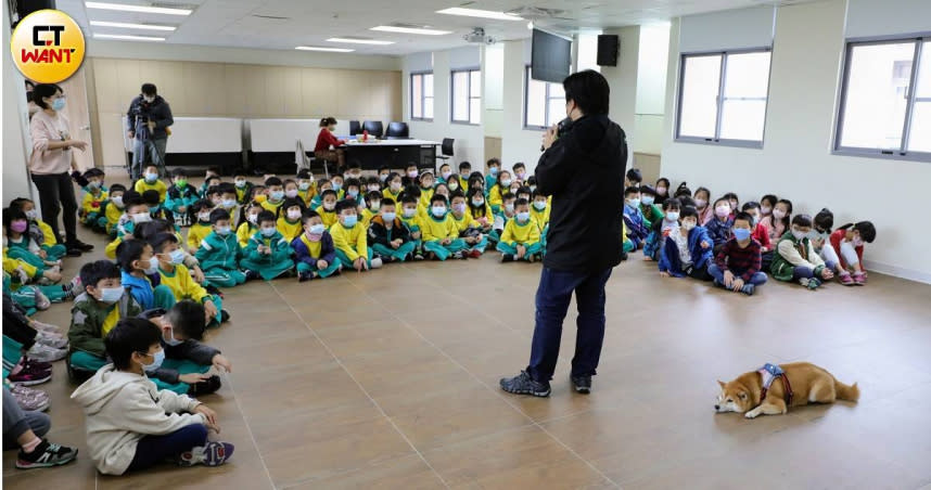 郭光文近年來帶著小米在全台巡迴演講，足跡踏遍超過200個學校，也因此看到各地的養狗文化。（圖／方萬民攝）