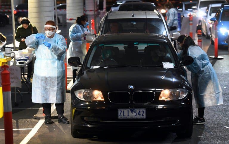 Tests au coronavirus pratiqués dans le parking d'un supermaché à Melbourne le 26 juin 2020 - William WEST © 2019 AFP