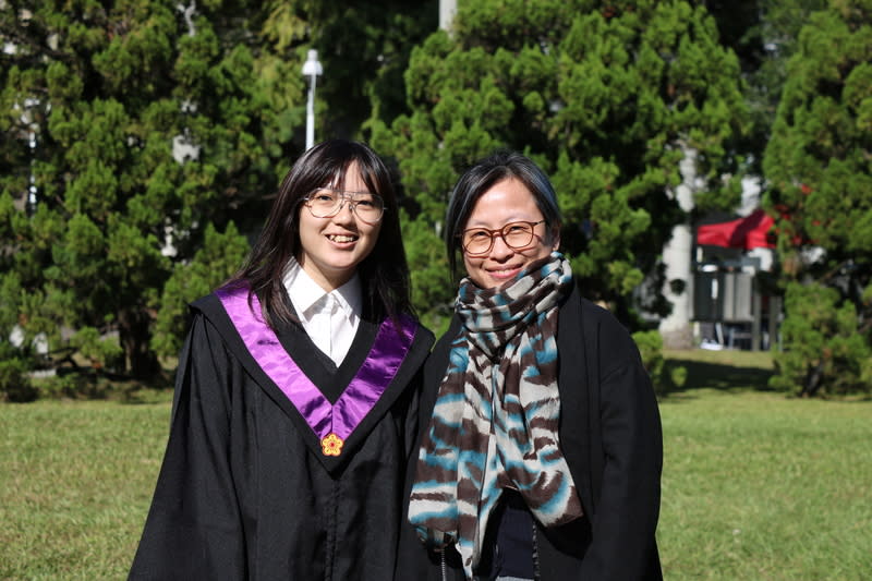 台大生王羽綺獲總統教育獎 台灣大學政治系學生王羽綺（左）5日獲頒2024年總 統教育獎。右為推薦王羽綺參加總統教育獎的台大政 治系教授張貴閔。 （台大提供） 中央社記者陳至中台北傳真  113年7月5日 