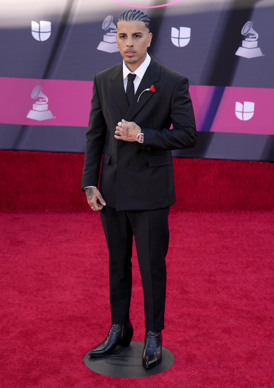 Rauw Alejandro llega la 23a entrega anual del Latin Grammy en la Mandalay Bay Michelob Ultra Arena el jueves 17 de noviembre de 2022. (Foto AP/John Locher)