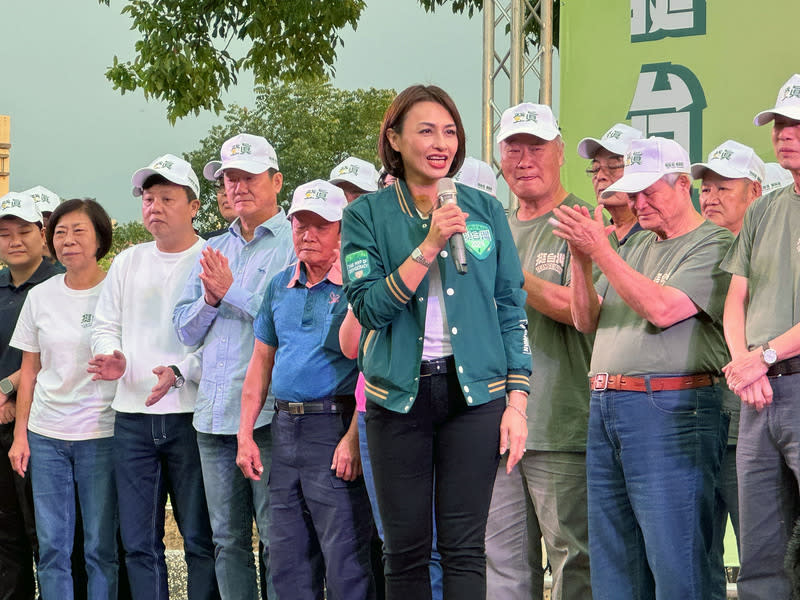 邱議瑩美濃競選服務處成立  籲鄉親挺台灣顧高雄 民進黨高雄市立委參選人邱議瑩（持麥克風者）18日 在美濃區舉辦「賴清德．邱議瑩美濃聯合競選服務 處」成立大會，邱議瑩致詞時呼籲選民做出正確選 擇，要相信台灣、挺台灣、顧高雄。 （邱議瑩競選總部提供） 中央社記者蔡孟妤傳真  112年11月18日 