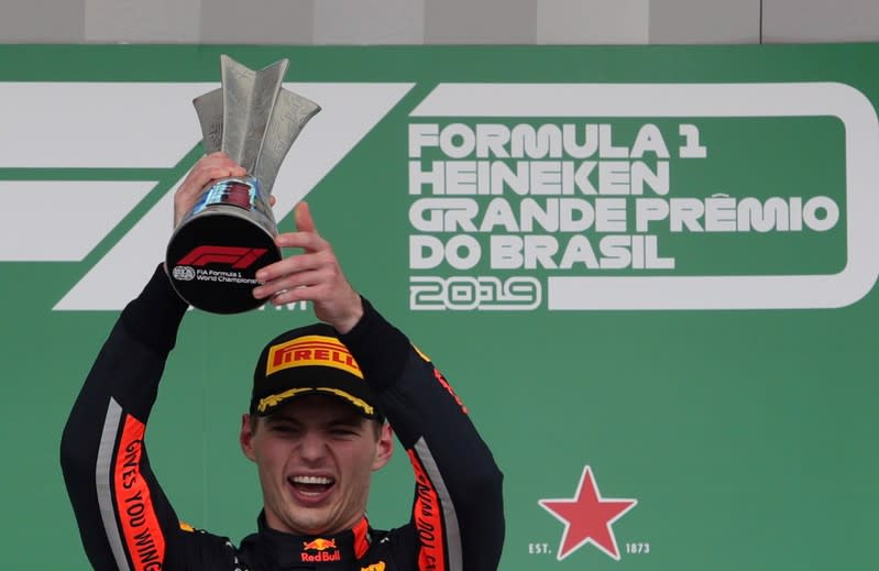 El piloto Max Verstappen de Red Bull celebra en el podio con el trofeo luego de ganar el Gran Premio de Brasil de la Fórmula Uno