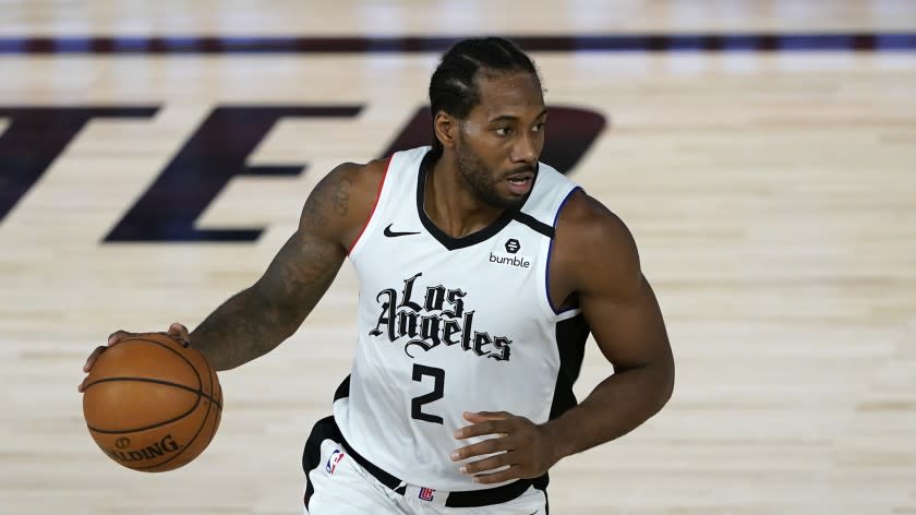Clippers' Kawhi Leonard (2) makes his way down the cour.