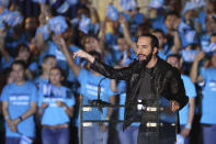 El candidato presidencial para la Gran Alianza por la Unidad Nacional, GANA, Nayib Bukele habla durante un evento público en la plaza Gerardo Barrios en San Salvador, El Salvador, el sábado 26 de enero de 2019. (AP Foto/Salvador Melendez)