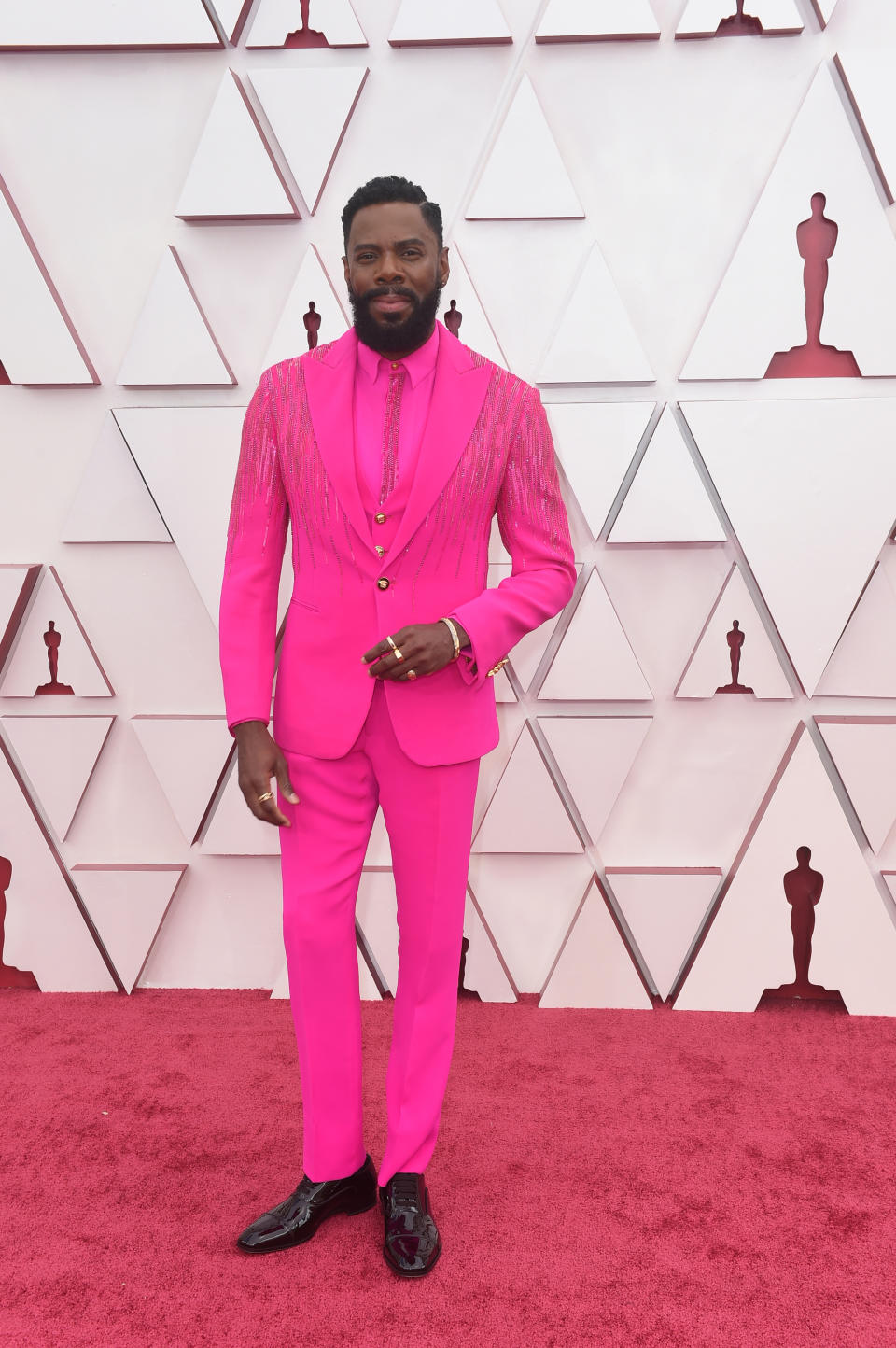 <p>Wer sagt, dass nur die Frauen bei ihren Red-Carpet-Looks Mut zur Farbe beweisen dürfen? Colman Domingo zeigte in seinem knallpinken Anzug von Atelier Versace Coolness und Eleganz.</p> 