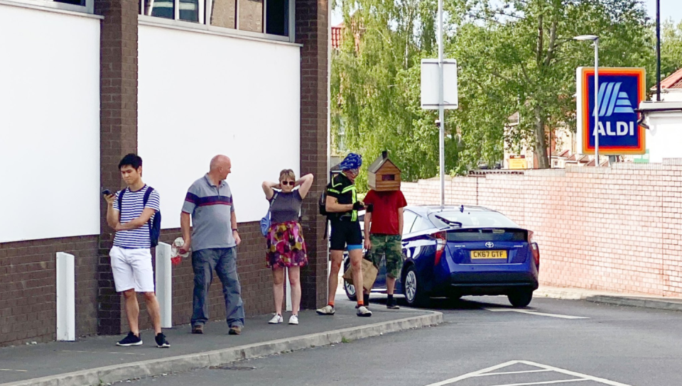 Der Mann wurde gesichtet, als er bei einem lokalen Aldi in Großbritannien in der Schlange stand. Foto: Twitter