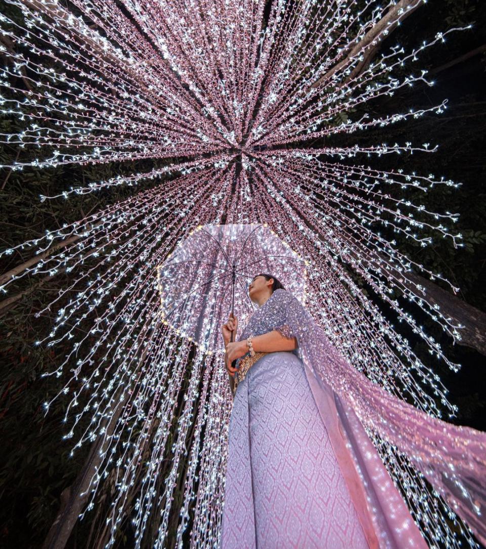 泰國旅遊｜全球最壯觀燈光騷NaSatta公園燈光節！必去超夢幻打卡熱點 燈海重現長髮公主經典場景/租借泰服影打卡靚相