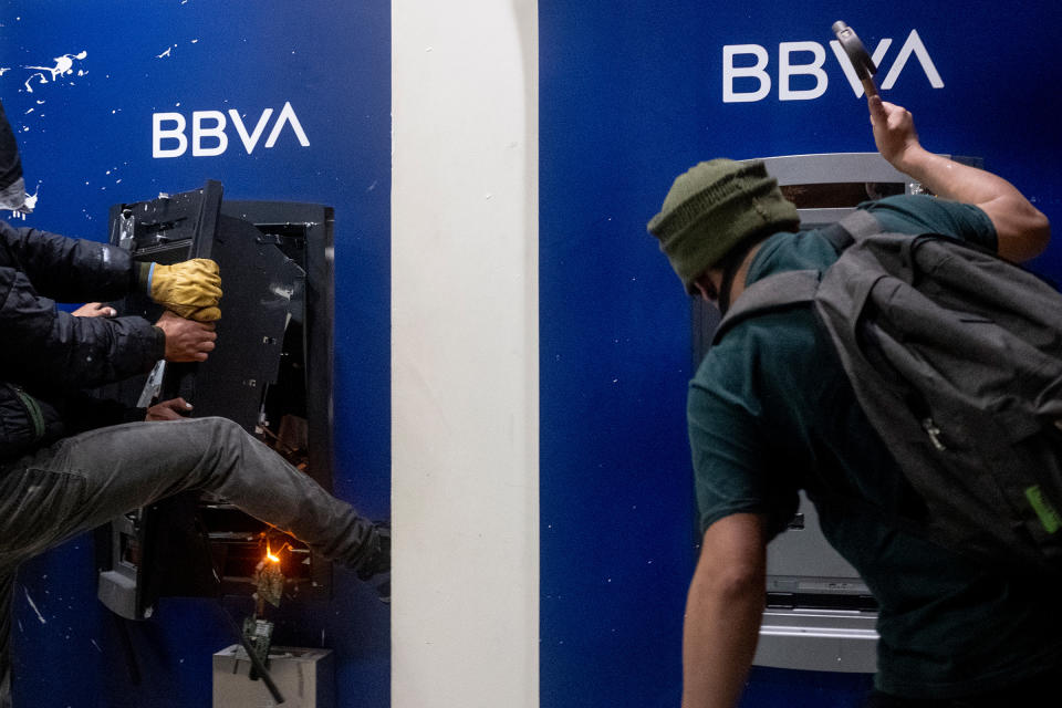 A group of protesters destroy bank ATMs amid protests in Bogotá on May 1.<span class="copyright">Santiago Mesa—Reojo Colectivo</span>