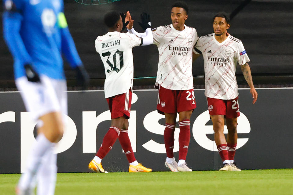 Reiss Nelson (derecha) celebra tras anotar el segundo gol de Arsenal en la victoria 3-0 el Molde de Noruega por la Liga Europa, el jueves 26 de noviembre de 2020, en Molde, Noruega. (Svein Ove Ekornesvag / NTB vía AP)