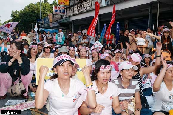 南洋台灣姊妹會和移盟走上街頭爭取權益。(圖:南洋台灣姊妹會提供)