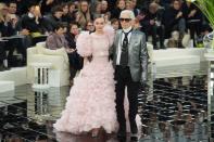 Côté mode, Lily-Rose Depp marche très tôt dans les pas de sa mère. En 2015, alors qu’elle n’a que 16 ans, le mannequin devient l’égérie de la maison de haute couture Chanel. La même année, la jeune star fait la couverture de Vogue Paris au côté du regretté Karl Lagerfeld. "Votre gentillesse, votre humour et votre loyauté vivront dans les cœurs de ceux qui vous connaissaient et votre génie vivra pour toujours" déclare-t-elle dans un hommage au créateur légendaire à la suite de son décès, en février dernier.