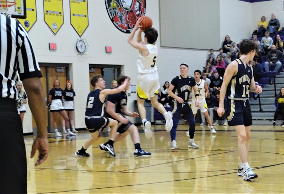 Bloom-Carroll junior guard Jackson Wyant takes a jump shot in the lane against Teays Valley Saturday night at Tom Petty Gymnasium. The Bulldogs fell short in a 64-56 loss to the Vikings.