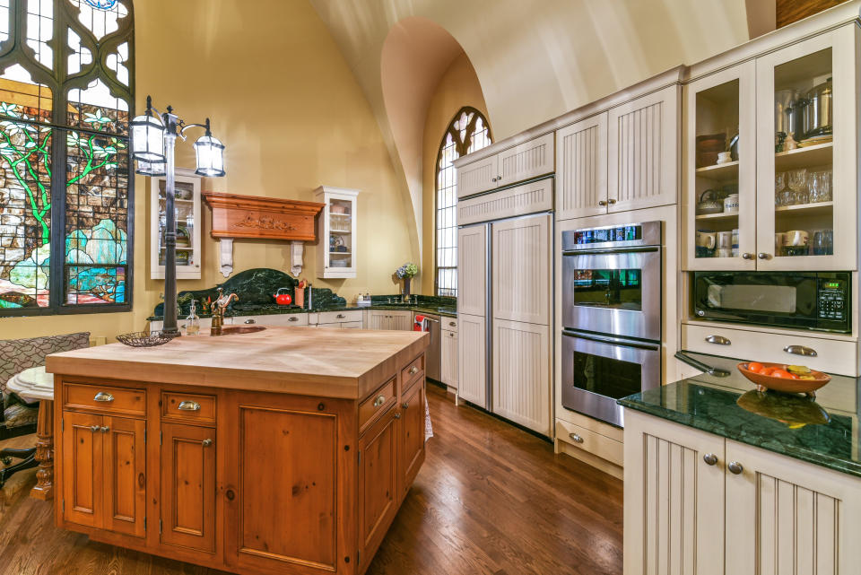 <p>La cucina è ben inserita nel contesto, con uno stacco di colori interessante e soprattutto con una luminosità eccezionale<br>(foto: Berkshire Hathaway / Caters) </p>