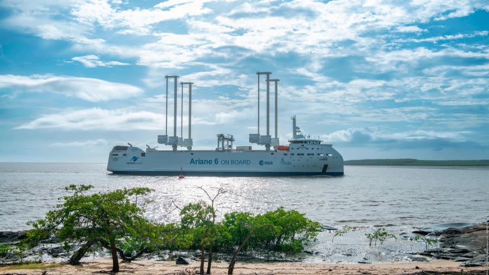 Canopée arriving at Pariacabo harbor in November 2023. - JM Guillon