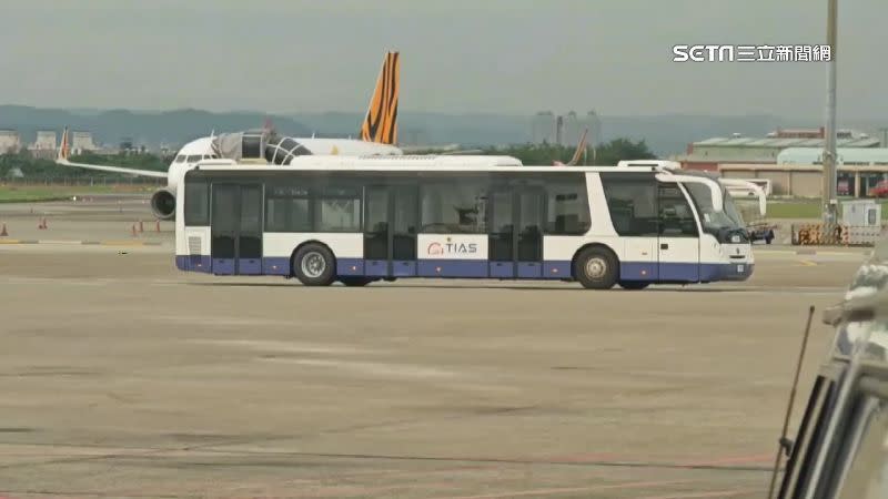 接駁車司機誤看航班號，因此將旅客送至錯誤班機。