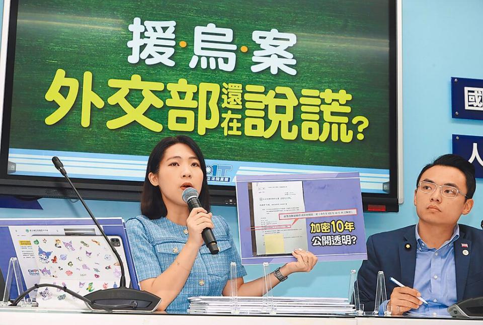 國民黨立法院黨團書記長洪孟楷（右）、副書記長徐巧芯（左）6日召開「援烏案 外交部還在說謊？」記者會。（劉宗龍攝）