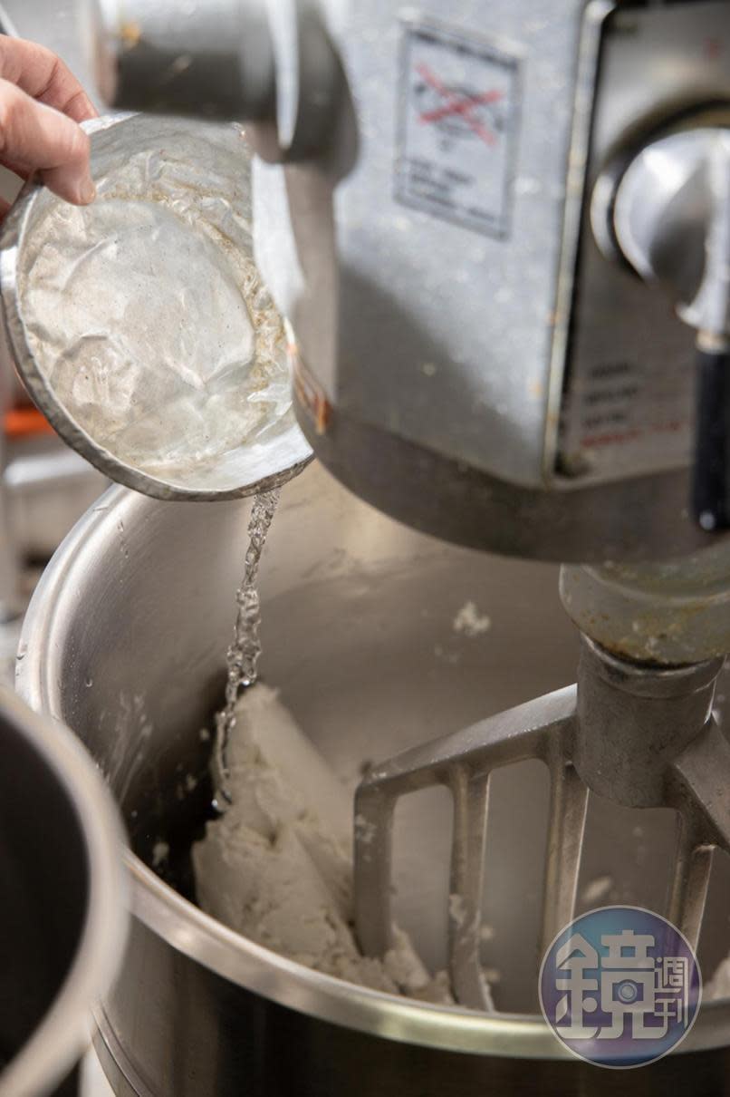 製作粉漿時，水需分段加入攪拌。