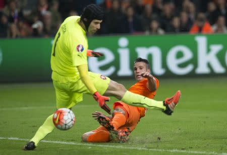 Robin van Persie of the Netherlands makes a score against goalkeeper Petr Cech of Czech Republic during their Euro 2016 group A qualifying soccer match in Amsterdam, Netherlands October 13, 2015. REUTERS/Toussaint Kluiters/United Photos