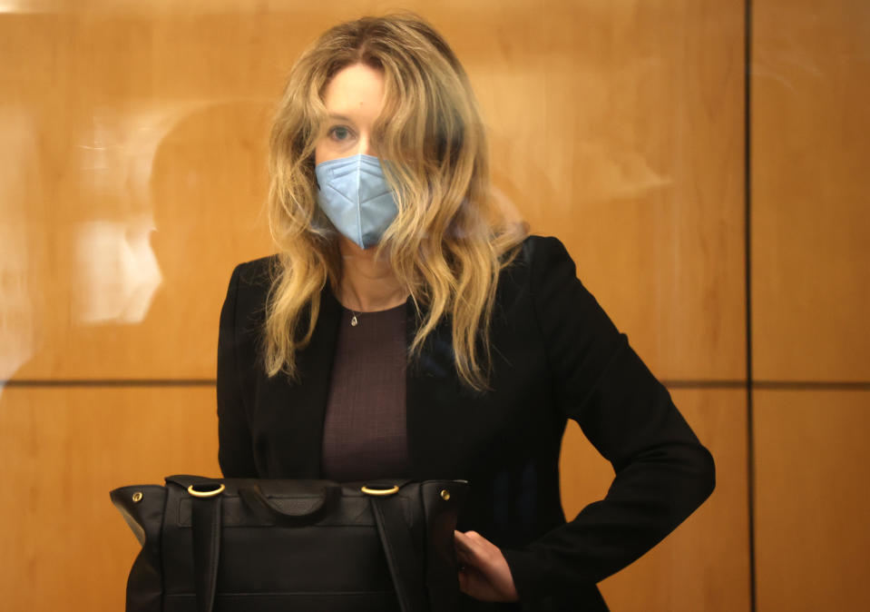 Elizabeth Holmes, la fundadora y ex CEO de Theranos, en los juzgados de San Jose, California, donde afronta un juicio por fraude.  (Foto: Justin Sullivan/Getty Images)